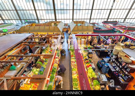 Vue sur le Kleinmarkthalle, un marché couvert traditionnel qui vend des fruits, des légumes et des fruits de mer à Hasengasse à Francfort, en Allemagne Banque D'Images