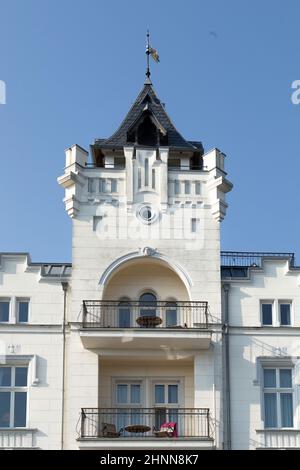 Ancienne villa avec balcon sur la promenade de Zinnowitz, Usedom Banque D'Images