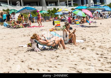 Les gens apprécient et relaxent la plage de Sunny Isles près de la jetée Banque D'Images