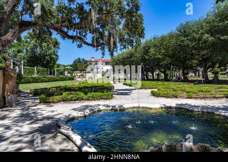 Visite de la villa Vizcaya à Miami. Vizcaya Museum and Gardens est une propriété de 1916 front de mer avec 32 chambres décorées et 10 hectares de jardins formels Banque D'Images