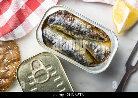 Sardines en conserve.Poisson de mer en boîte sur la table de cuisine.Vue de dessus. Banque D'Images