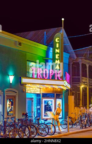 Vue de nuit de l'extérieur du cinéma à Key West dans un design art déco typique avec Marilyn monroe comme statue dans l'entrée Banque D'Images