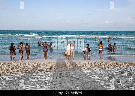 Les clients apprécient le coucher du soleil sur South Beach à Miami Beach Banque D'Images