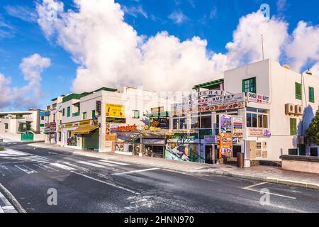 Zone piétonne vide à playa Blanca, Lanzarote avec des magasins fermés Banque D'Images