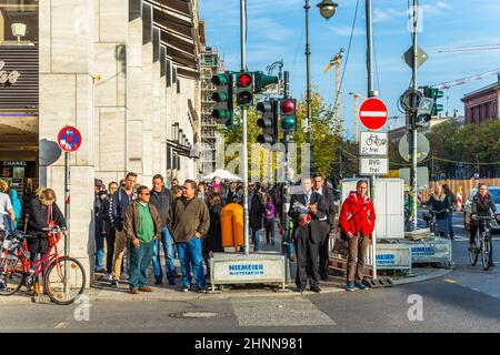 Les gens attendent à un feu rouge pour le panneau Go à la célèbre rue unter den Linden à Berlin, Allemagne Banque D'Images