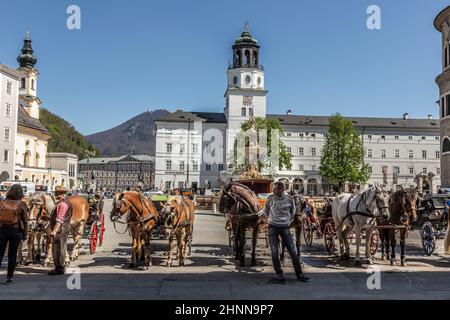 Les bus à cheval sont prêts pour les promenades touristiques dans la vieille ville de Salzbourg en Autriche. Banque D'Images