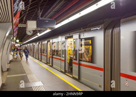 Les gens pressent dans la station de métro de Vienne. Avec 534m 2010 passagers par an, le U-Bahn de Vienne est 20th plus grand réseau de métro au monde Banque D'Images