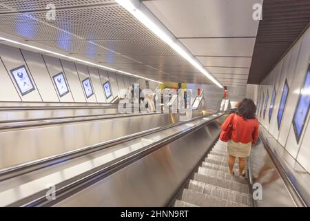 Les gens pressent dans la station de métro de Vienne. Avec 534m 2010 passagers par an, le U-Bahn de Vienne est 20th plus grand réseau de métro au monde Banque D'Images