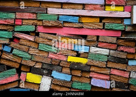 vue rapprochée de l'avant des planches en bois empilées décorées de peinture dans différentes couleurs Banque D'Images