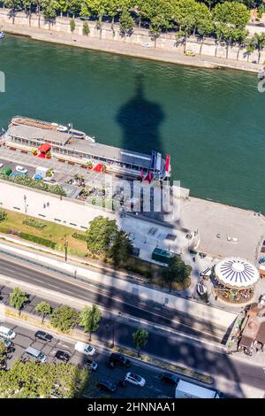 Vue sur la Seine à l'ombre de la tour eiffel Banque D'Images