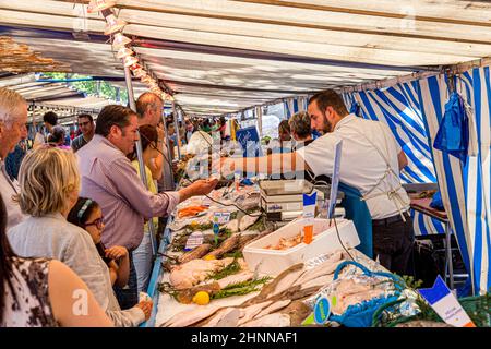 Les gens visitent le marché agricole de Chaillot, Paris Banque D'Images