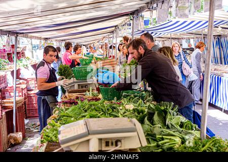 Les gens visitent le marché agricole de Chaillot, Paris Banque D'Images