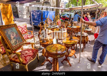 Les gens visitent le marché agricole de Chaillot, Paris Banque D'Images