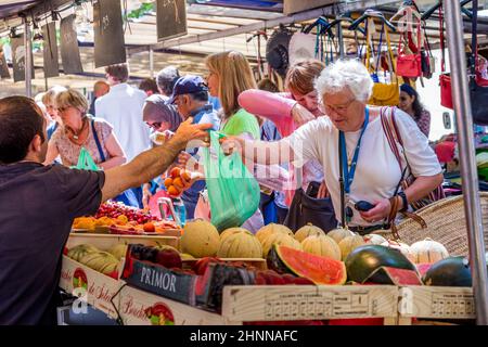 Les gens visitent le marché agricole de Chaillot, Paris Banque D'Images