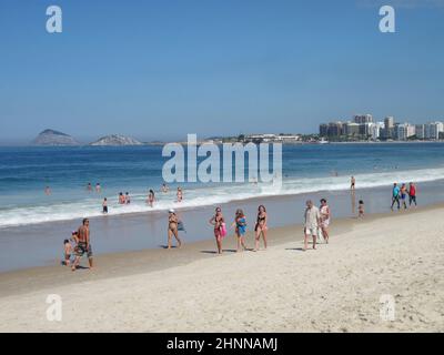 Les gens apprécient la plage de Copacabana lors d'une chaude journée d'été Banque D'Images