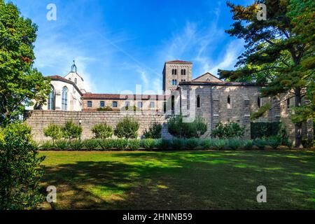 Les gens visitent le Sanctuaire au musée Cloisters de New York Banque D'Images