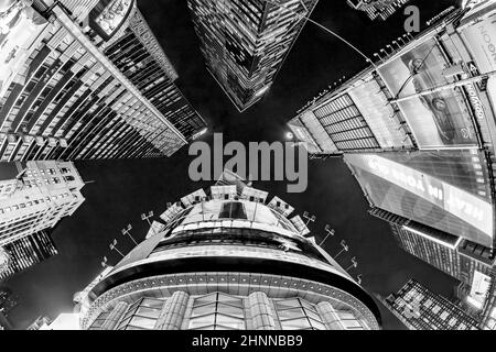 Vue de nuit sur Times Square, avec théâtres de Broadway et un grand nombre de panneaux LED Banque D'Images