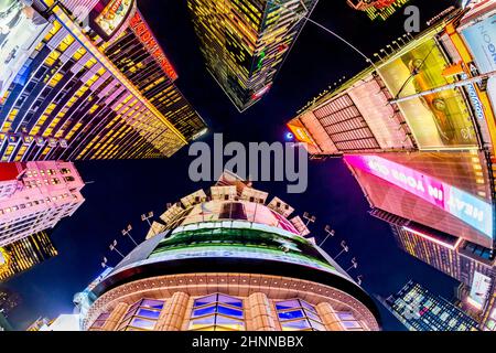 Vue de nuit sur Times Square, avec théâtres de Broadway et un grand nombre de panneaux LED Banque D'Images