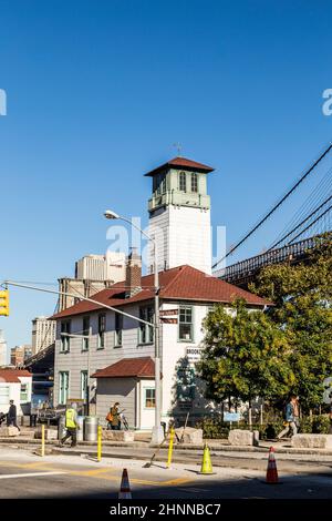 Brooklyn Ice Cream Factory au pont de Brooklyn avec des personnes non identifiées. C'est un magasin de crème glacée dans une ancienne maison de pompiers de 1922 sur la jetée de Fulton Ferry Landing Banque D'Images