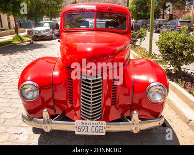 Paks de voiture rouge vintage dans la rue de la Paz Banque D'Images