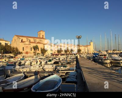 Coucher de soleil sur le célèbre petit village de Cassis avec des bateaux dans le port. Banque D'Images