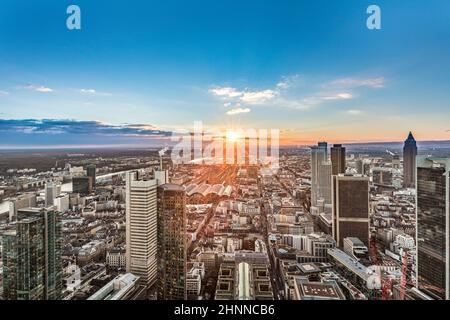 Horizon de Francfort avec gare centrale et gratte-ciels le soir au coucher du soleil Banque D'Images