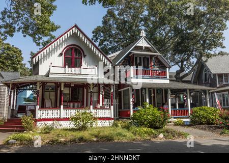 Carpenters Cottages appelé maisons en pain d'épice sur Lake Avenue, Oak Bluffs sur Martha's Vineyard, Massachusetts, États-Unis Banque D'Images