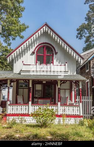 Carpenters Cottages appelé maisons en pain d'épice sur Lake Avenue, Oak Bluffs sur Martha's Vineyard, Massachusetts, États-Unis Banque D'Images