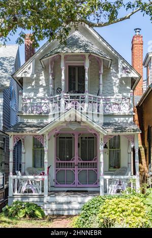 Carpenters Cottages appelé maisons en pain d'épice sur Lake Avenue, Oak Bluffs sur Martha's Vineyard, Massachusetts, États-Unis Banque D'Images