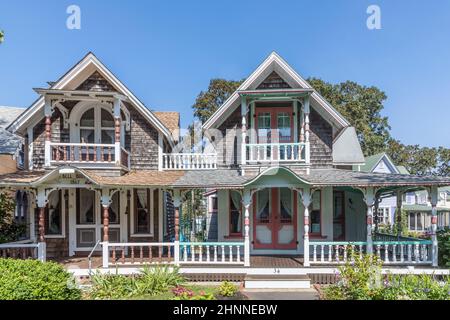 Carpenters Cottages appelé maisons en pain d'épice sur Lake Avenue, Oak Bluffs sur Martha's Vineyard, Massachusetts, États-Unis Banque D'Images