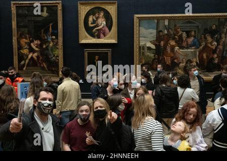 Paris, France. 17th févr. 2022. Foule à l'intérieur du Musée du Louvre à Paris le 17 février 2022. (Image de crédit : © Bryan Smith/ZUMA Press Wire) Banque D'Images