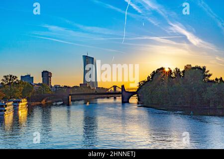 Lever du soleil à Francfort-sur-le-main, avec le nouveau bâtiment de la banque centrale européenne Banque D'Images