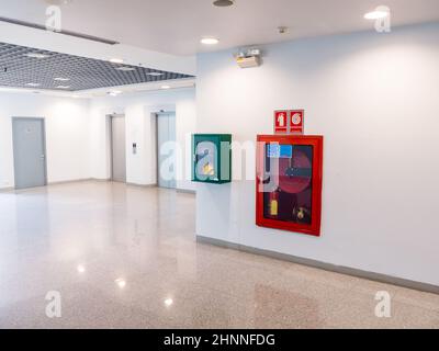 armoire d'extincteur dans le bâtiment de bureau Banque D'Images