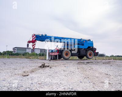 Une grue de chantier soulève un panneau LED pour publicité Banque D'Images