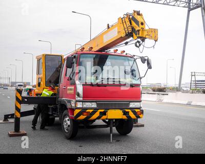 Une grue de chantier soulève un panneau LED pour publicité Banque D'Images