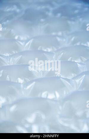 Sacs gonflables pour l'emballage.Livraison de la boutique en ligne dans une boîte est bien emballé, oreillers en plastique, plastique avec l'air pour protéger les produits à l'intérieur de l'air b Banque D'Images