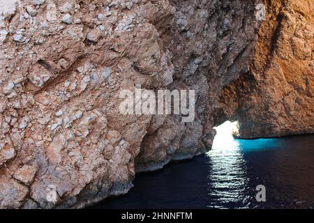 Suluada est une île solitaire sur la côte sud de la Turquie. La sortie en bateau vers l'île commence dans la baie d'Adrasan. Banque D'Images