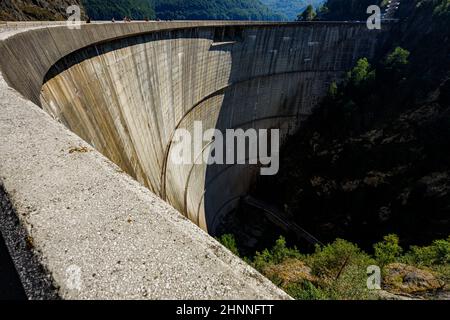 Le barrage hydroélectrique de Barajul vidraru dans les carpates de Roumanie Banque D'Images