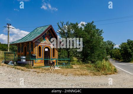 Village et maisons dans la carpathe de Roumanie Banque D'Images