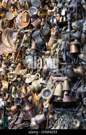 Divers objets anciens à vendre dans un magasin d'antiquités. Banque D'Images