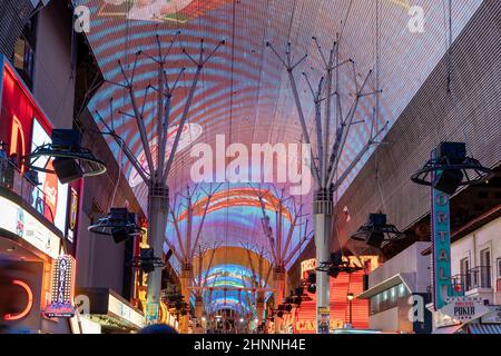 Fremont Street avec beaucoup de néons et de touristes dans le centre de Las Vegas. C'était la première rue pavée de Las Vegas en 1925 Banque D'Images