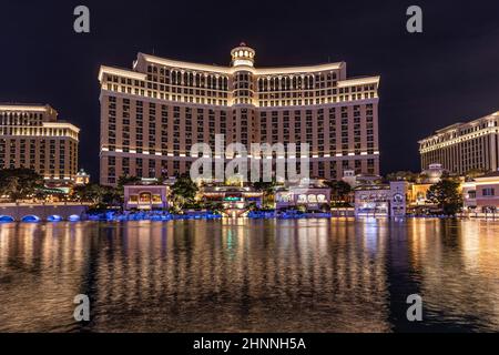 Les Fontaines du Bellagio la nuit. Cette fonctionnalité effectue une chorégraphie avec de l'eau, de la musique et de la lumière devant l'hôtel Bellagio et le casino Banque D'Images