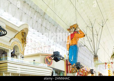 Le cowboy de Las Vegas Vic est au néon de l'ancien casino Pioneer à Las Vegas Fremont Street. Le panneau classique a été construit en 1951 Banque D'Images