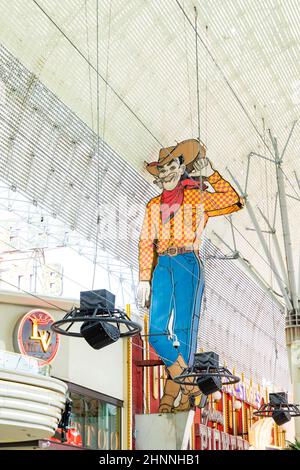 Le cowboy de Las Vegas Vic est au néon de l'ancien casino Pioneer à Las Vegas Fremont Street. Le panneau classique a été construit en 1951 Banque D'Images