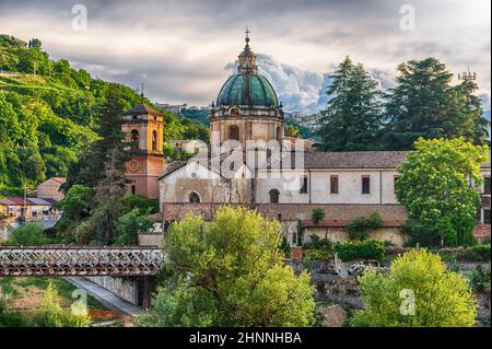 Vue panoramique sur l'église San Domenico, Cosenza, Calabre, Italie Banque D'Images