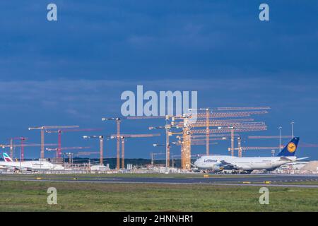 Stationnement des avions Lufthansa à l'aéroport Rhein-main en raison de l'arrêt de Corona Banque D'Images