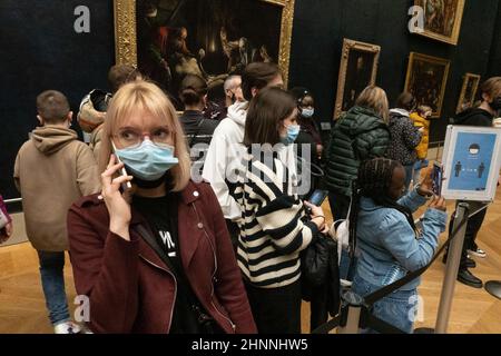 Paris, France. 17th févr. 2022. Des foules envahent le Musée du Louvre à Paris le 17 février 2022. (Image de crédit : © Bryan Smith/ZUMA Press Wire) Banque D'Images