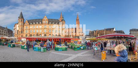Les gens aiment faire du shopping légumes frais, herbes et fruits sur la place du marché alimentaire avec des vendeurs locaux avec masque à Corona Times Banque D'Images