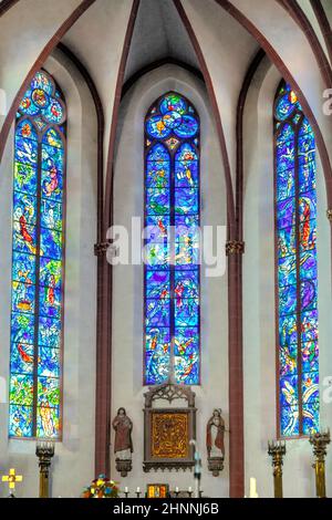 Fenêtres en verre de Marc Chagall dans l'abside de la Collégiale de Saint-Stephan. L'église a été construite en 1267-1340. Les fenêtres ont été créées en 1978-1985. Banque D'Images