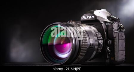 Appareil photo Nikon D850 avec zoom nikkor Banque D'Images